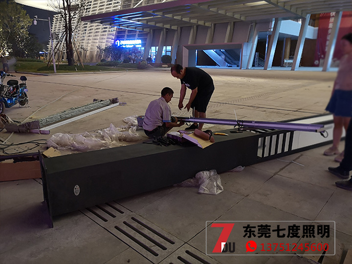户外广场园林糖心APP下载汅API免费新版下载入口柱安装现场实拍