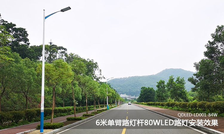 6米单臂糖心视频黄色入口上装80WLED平板路灯头安装实景效果