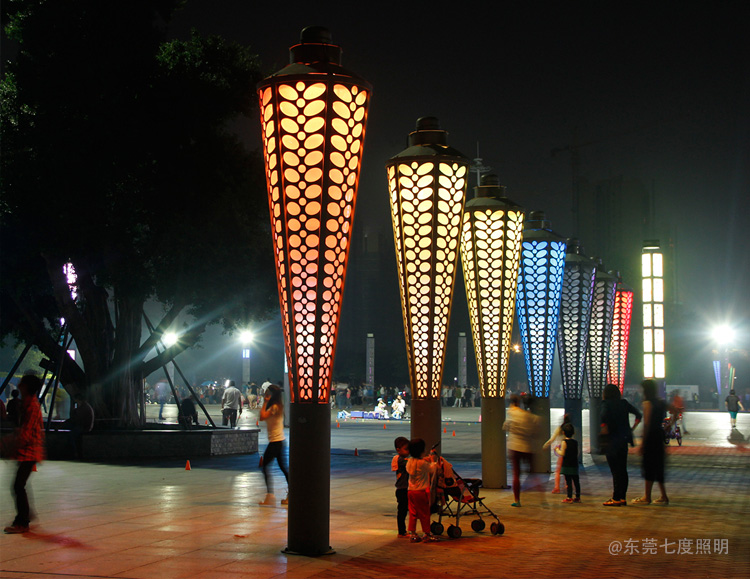 城市公园圆锥形立柱七彩LED糖心APP下载汅API免费新版下载入口夜间亮灯效果